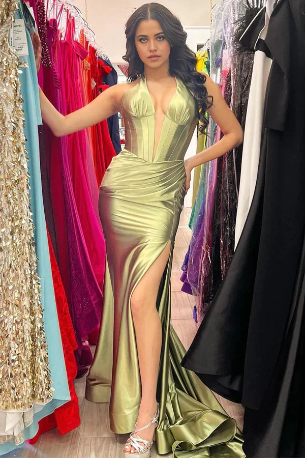 Vestido de fiesta largo estilo sirena con cuello halter y abertura